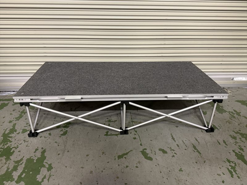 東京でレンタルできるハーフサイズ簡易ステージの正面の様子