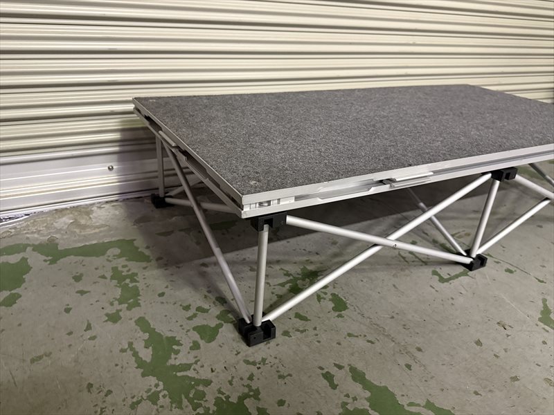 東京でレンタルできるハーフサイズ簡易ステージ(H200)の斜めからの様子