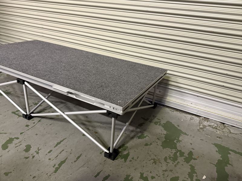 東京でレンタルできるハーフサイズ簡易ステージ(H200)の別角度からの様子