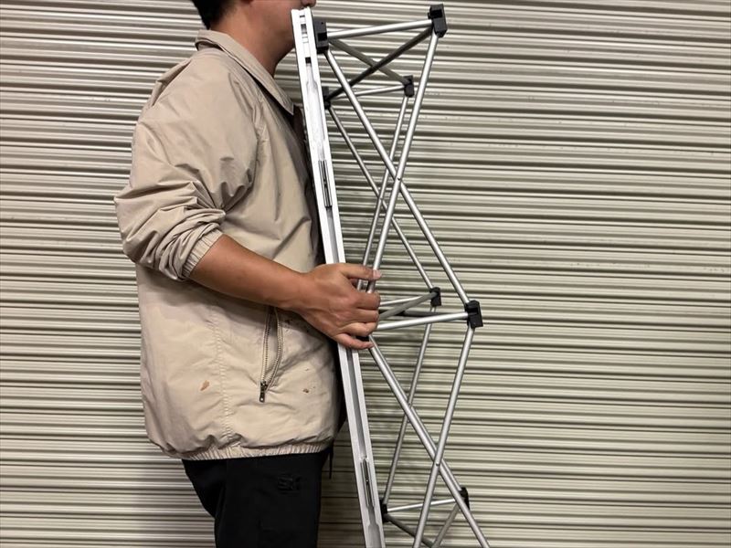 東京でレンタルできるハーフサイズ簡易ステージ(H200)を持ち上げた様子のインスタの写真