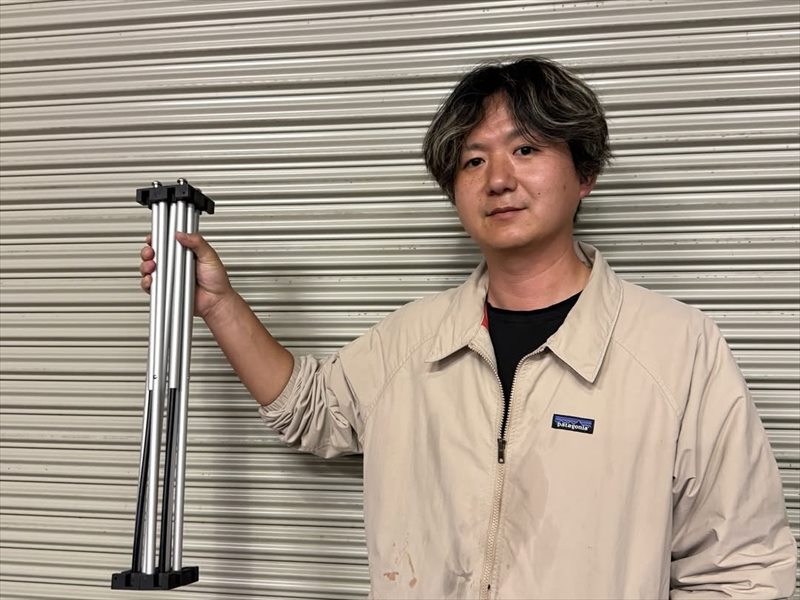 東京でレンタルできる簡易ステージ(50㎝×50㎝)H300のライザーを持った様子