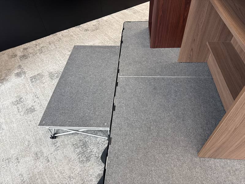 東京でレンタルできるハーフサイズ簡易ステージ(H200)の入社式での設営の様子