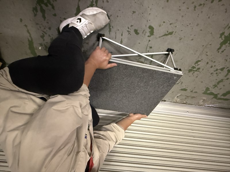 東京でレンタルできる簡易ステージ(50㎝×50㎝)H200の設営の様子