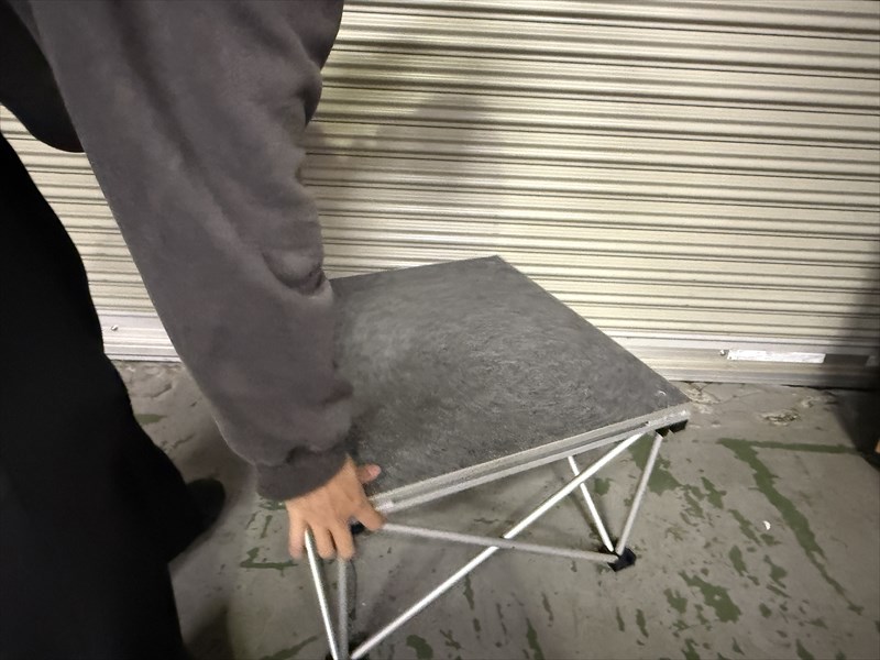 東京でレンタルできる簡易ステージ(50㎝×50㎝)H300を設営している様子