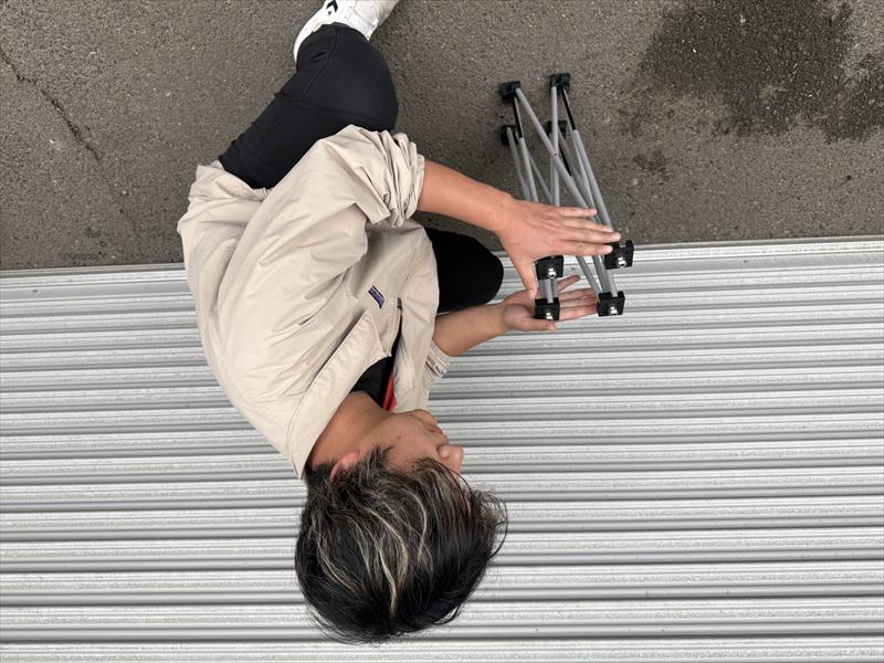 東京でレンタルできる簡易ステージ(50㎝×50㎝)H400のライザーを広げている様子